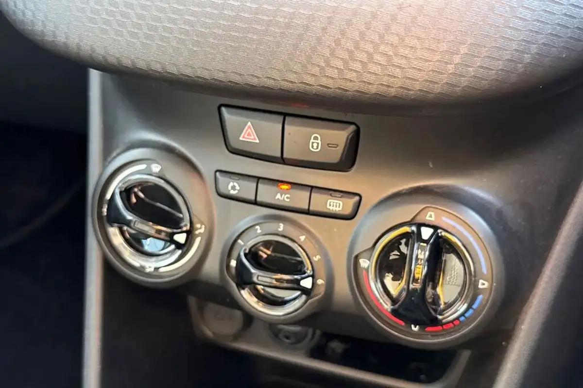 2018-peugeot-208-12-puretech-active-82bhp-ss-big-20