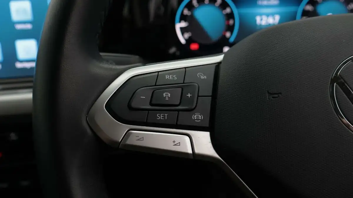 2023-volkswagen-golf-15-tsi-life-130ps-hatchback-big-24