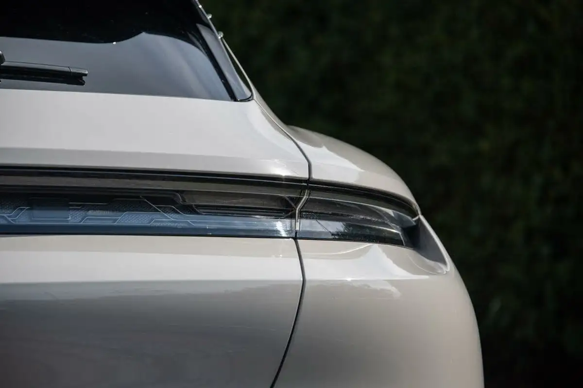 2023-porsche-taycan-e-4s-cross-turismo-big-5
