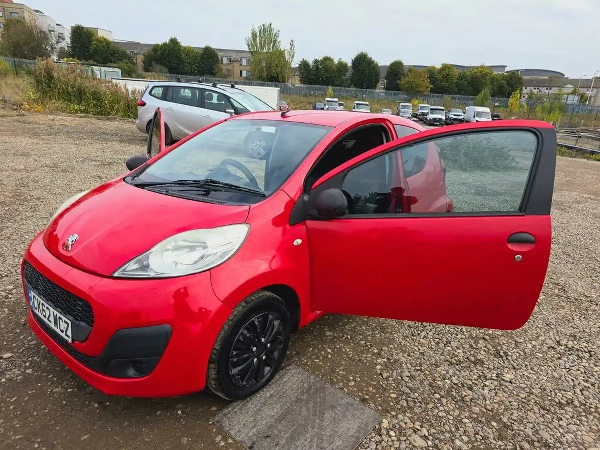 2013-peugeot-107-10-access-big-19