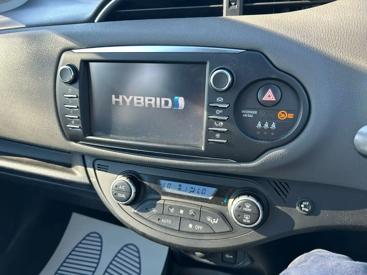 2018-toyota-yaris-15-vvt-i-icon-tech-hybrid-big-16