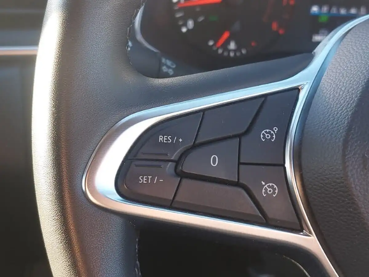 2022-renault-captur-13-tce-iconic-edition-big-12