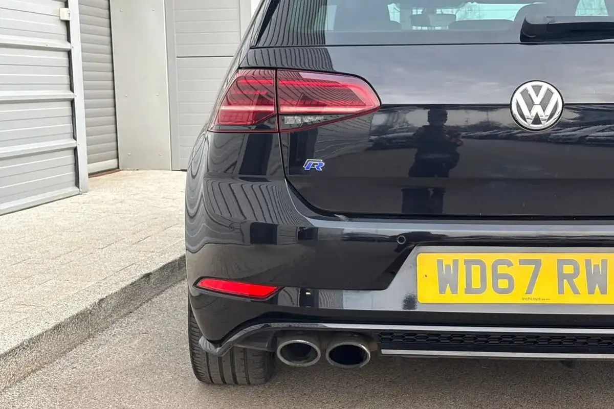 2018-volkswagen-golf-20-tsi-r-hatchback-3d-dsg-big-26