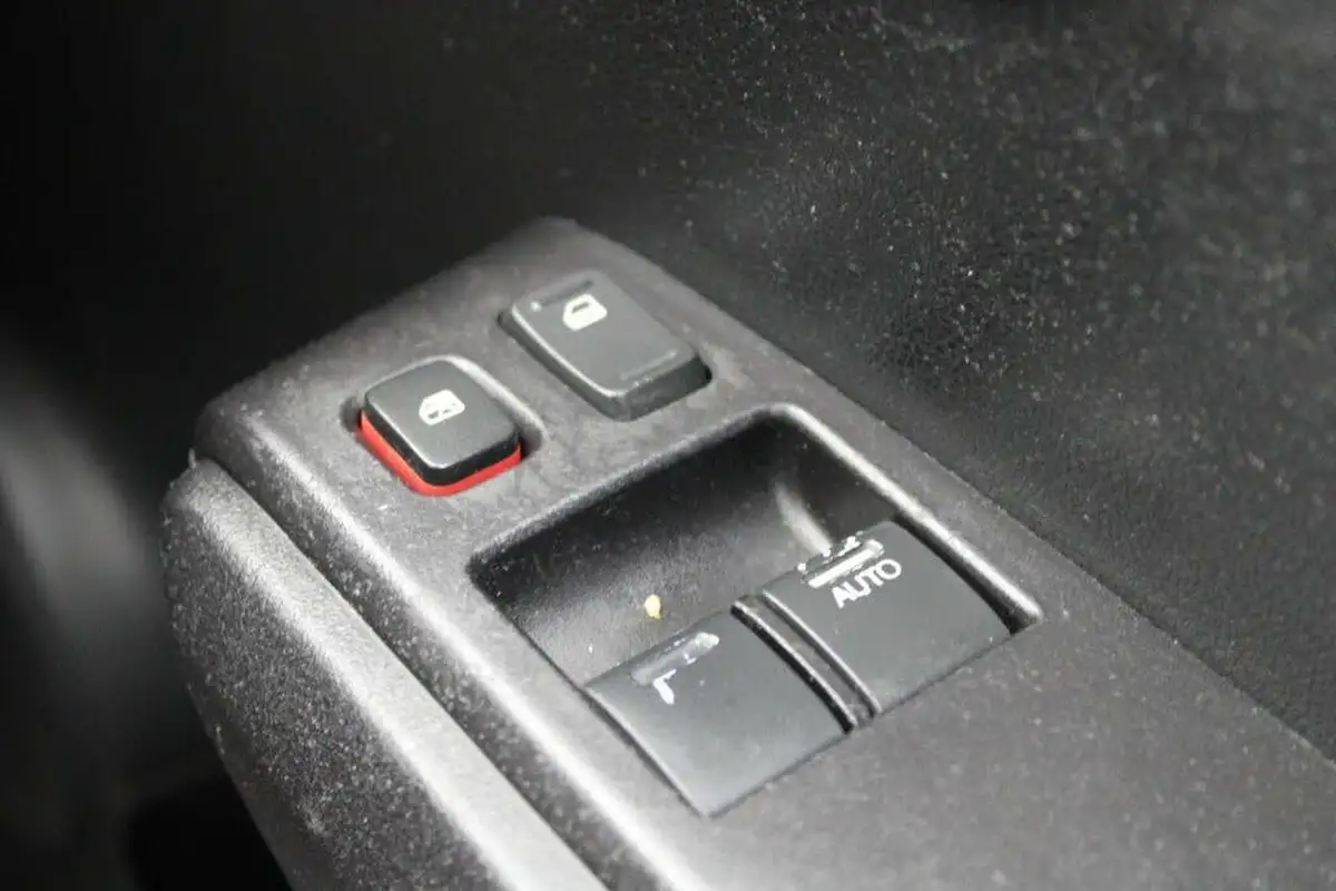 2013-honda-jazz-12-i-vtec-s-big-31