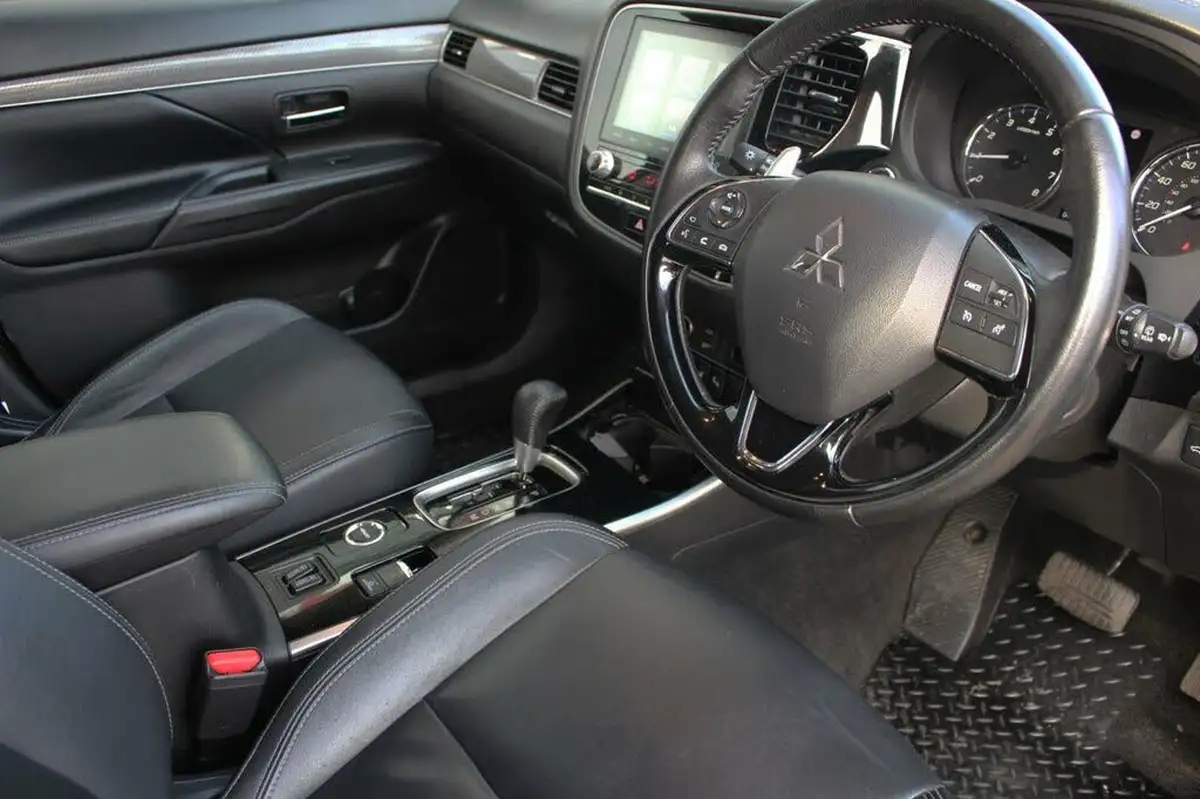 2020-mitsubishi-outlander-20-exceed-big-10