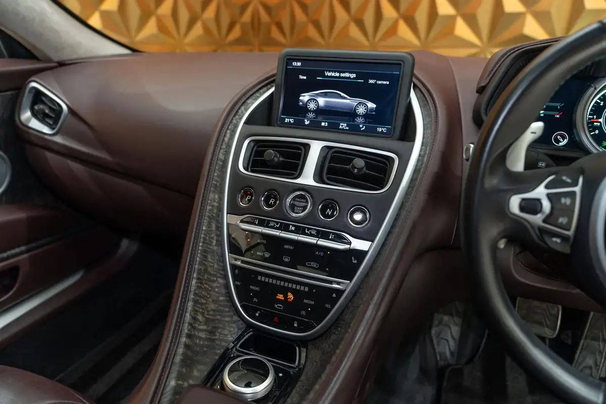 2019-aston-martin-db11-40-v8-big-29