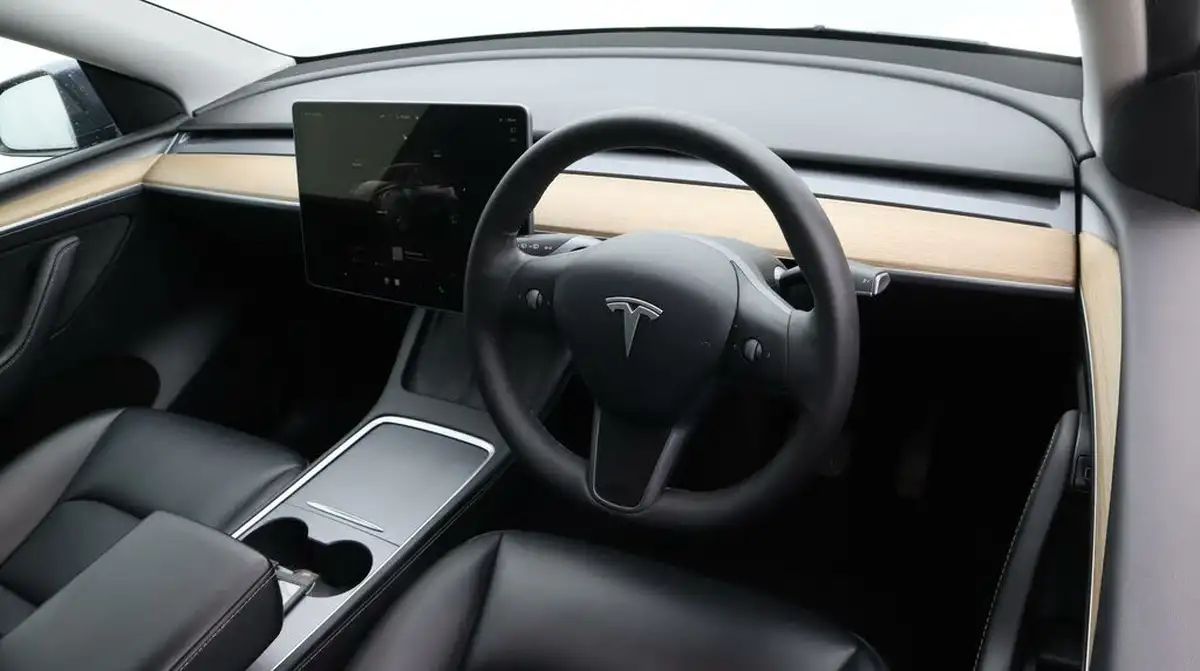 2022-tesla-model-y-e-long-range-big-9
