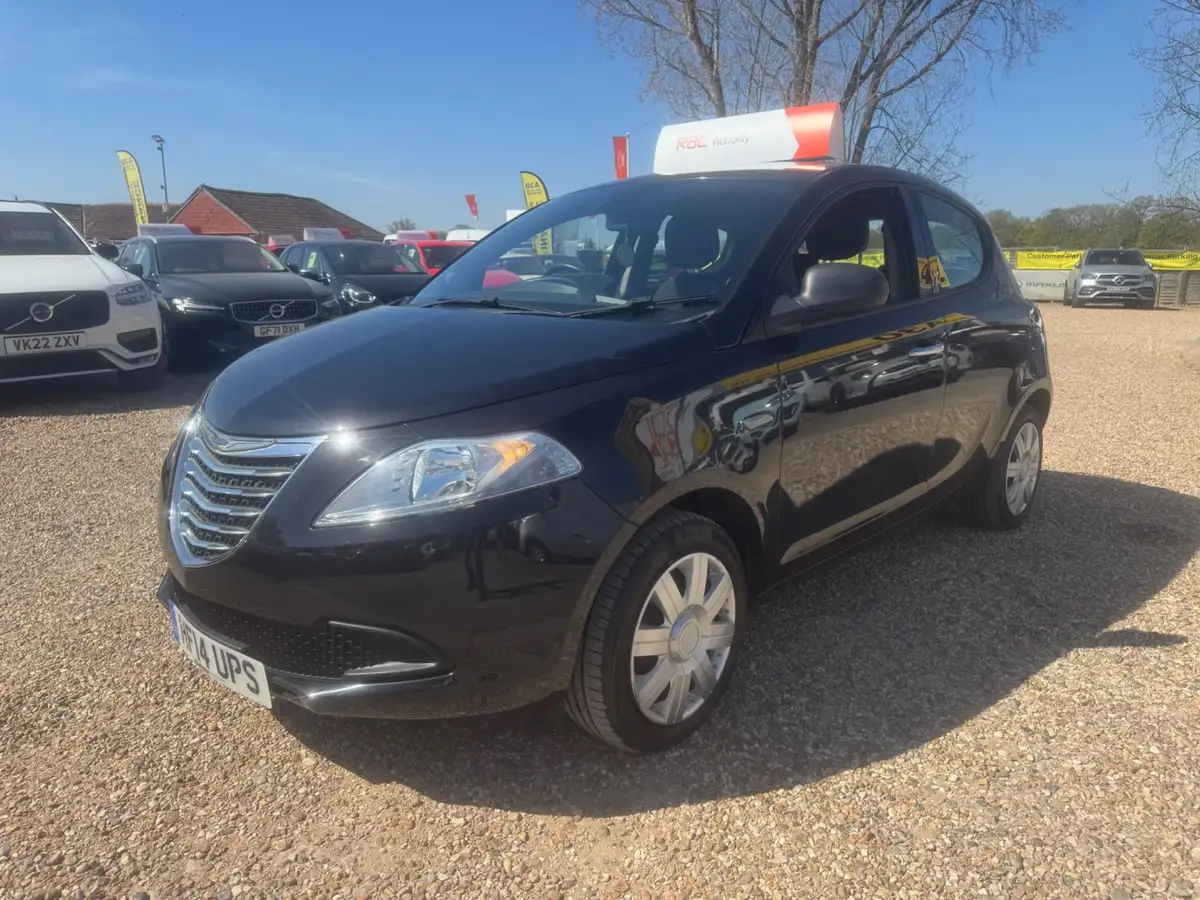 2014-chrysler-ypsilon-12-s-big-1