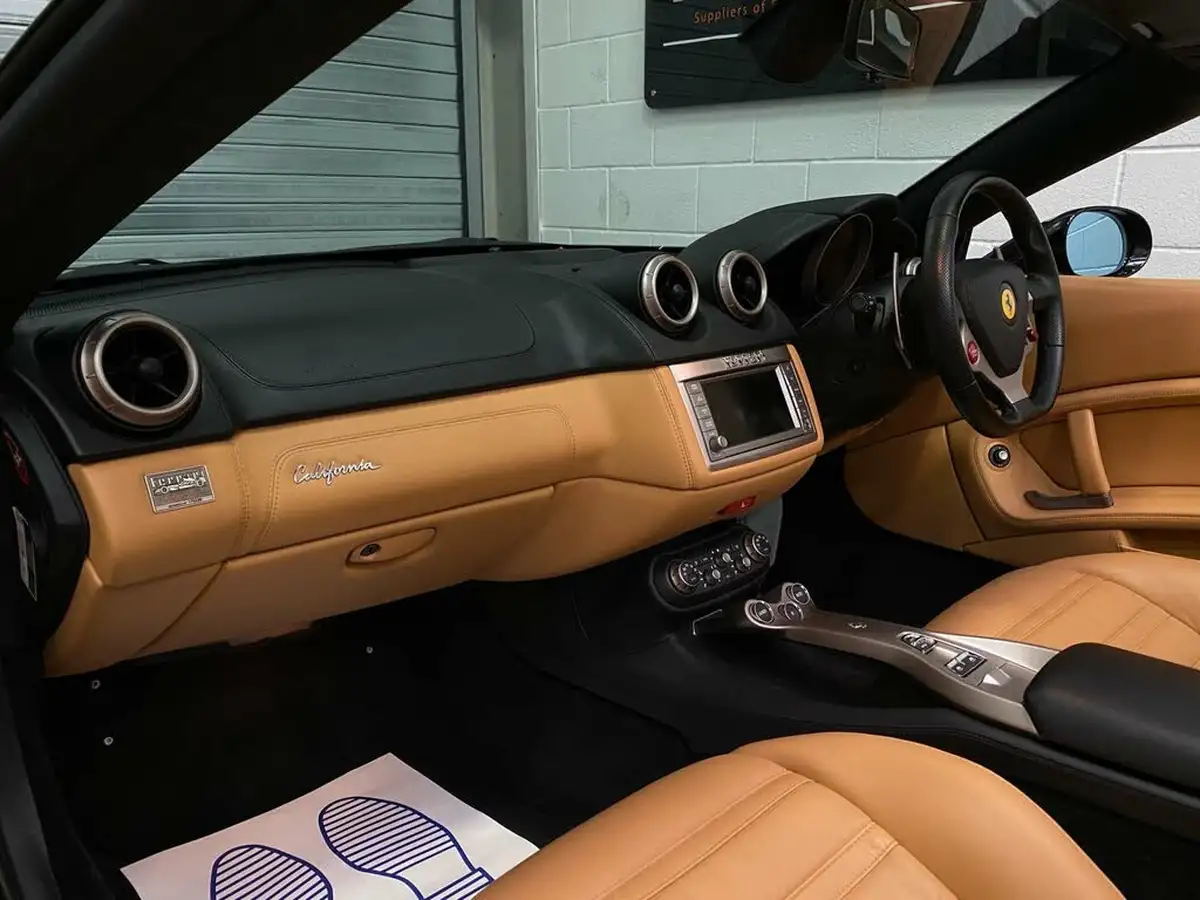 2010-ferrari-california-43-big-17