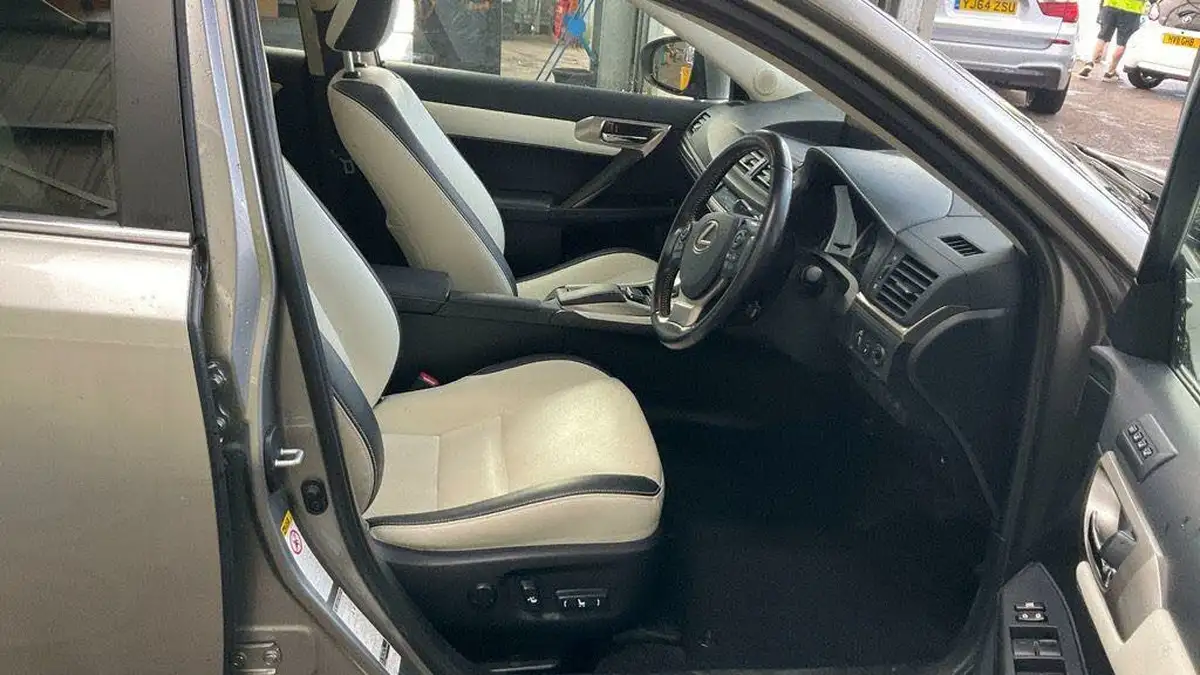 2018-lexus-ct-200h-18-premier-big-0