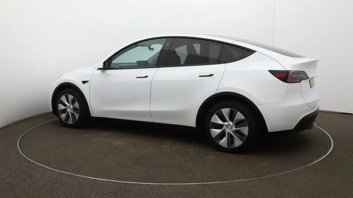 2023-tesla-model-y-e-rwd-big-38