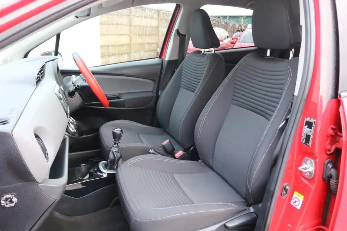 2016-toyota-yaris-133-design-bi-tone-big-15