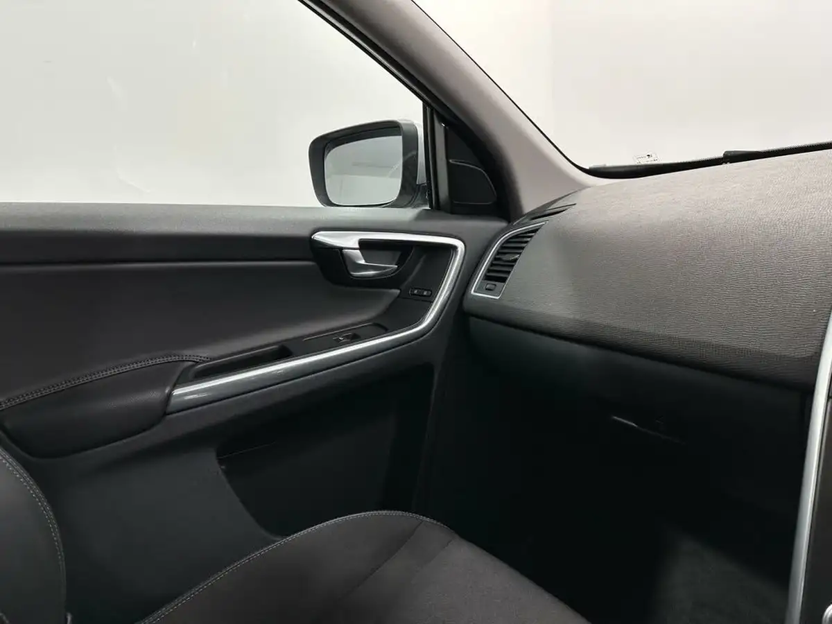 2016-volvo-xc60-24td-d4-se-nav-geartronic-big-22