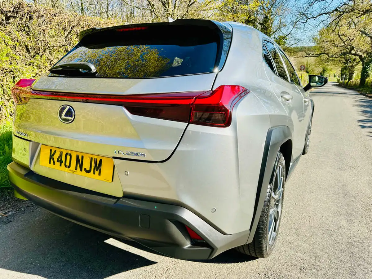 2021-lexus-ux-250h-20-takumi-big-52