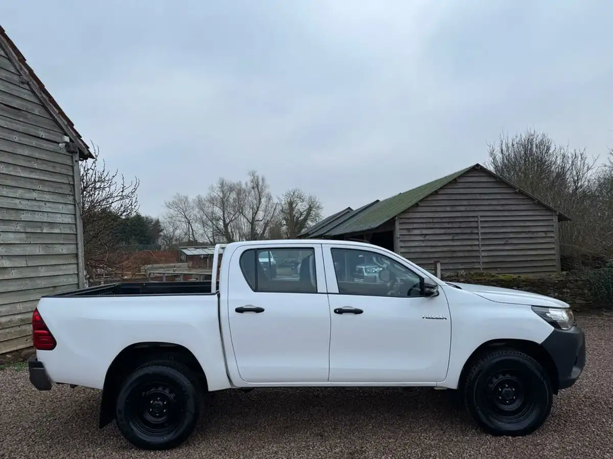 2019-toyota-hi-lux-24d-4d-active-150hpeu6dt-e-32t-double-pick-up-big-5