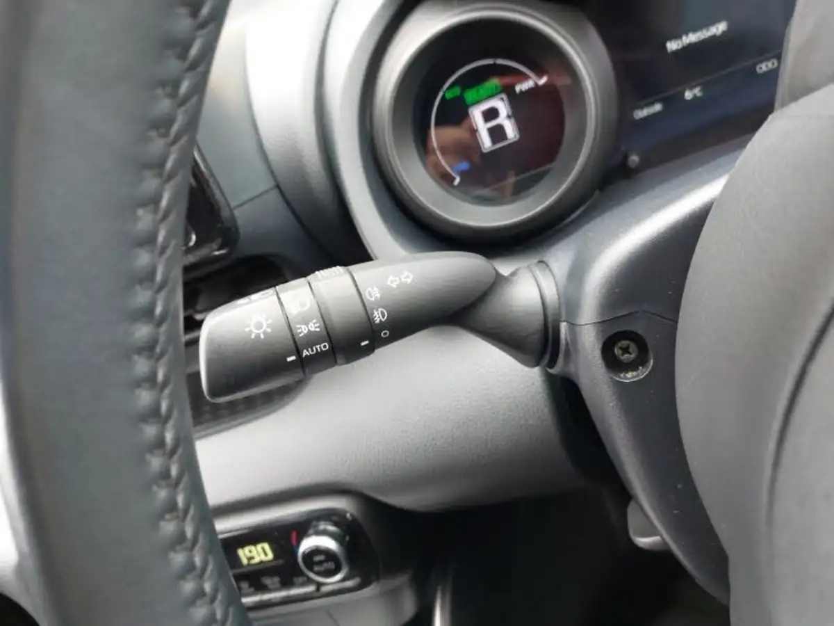 2022-toyota-yaris-15-vvt-i-design-big-18
