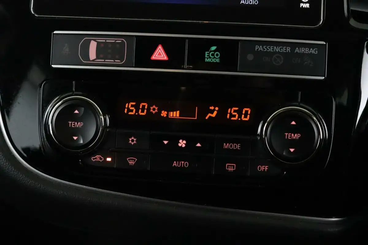 2019-mitsubishi-outlander-20-juro-7st-big-22