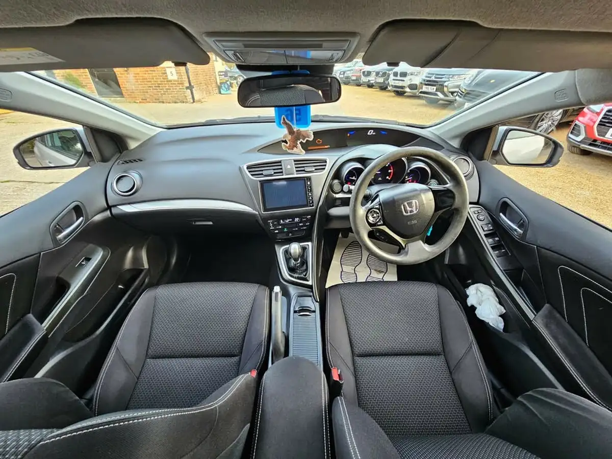 2015-honda-civic-16-i-dtec-s-honda-connect-with-navi-tourer-big-11