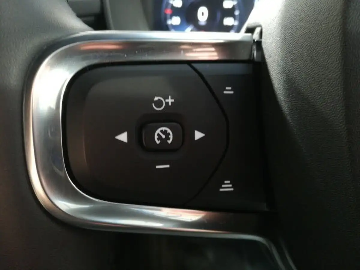 2021-volvo-xc40-20-b4-r-design-194bhp-auto-big-12