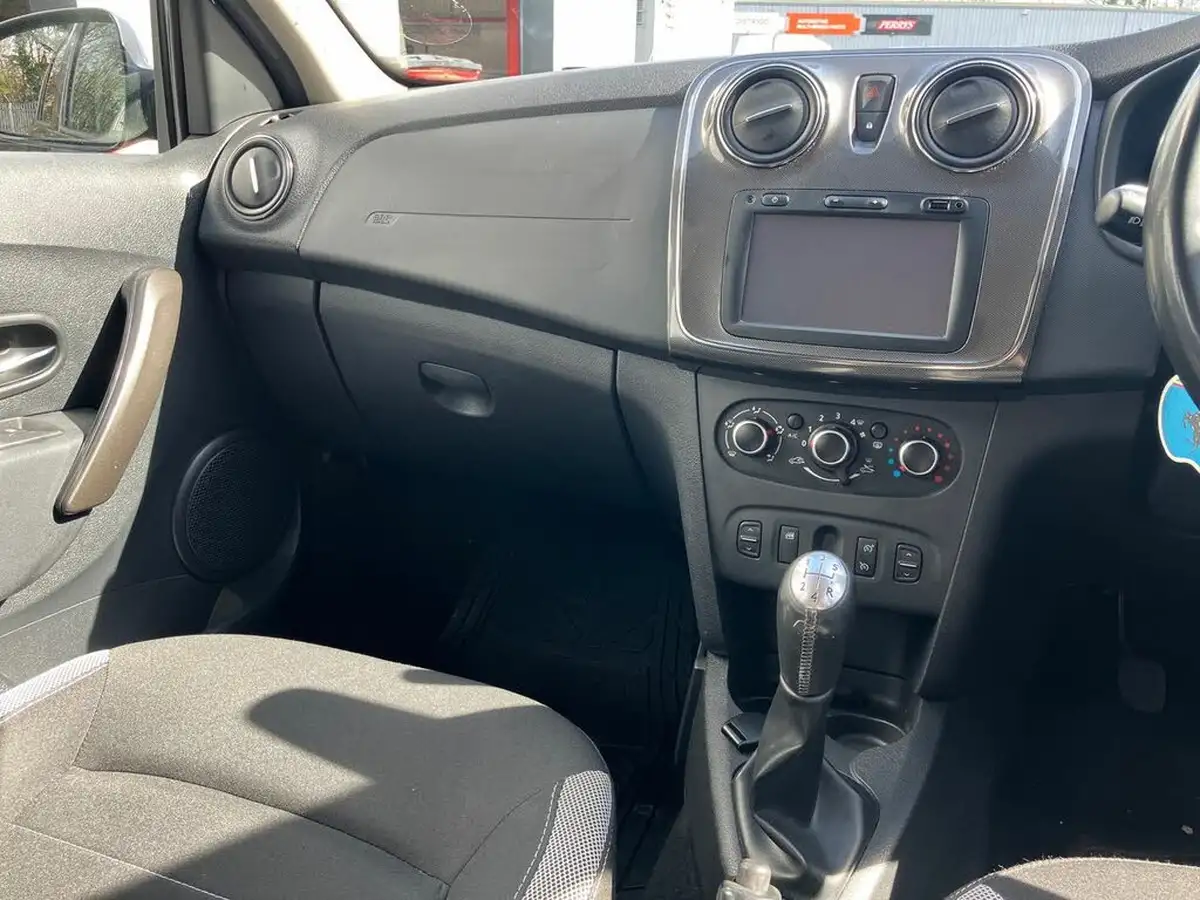 2017-dacia-sandero-stepway-09-tce-laureate-big-16