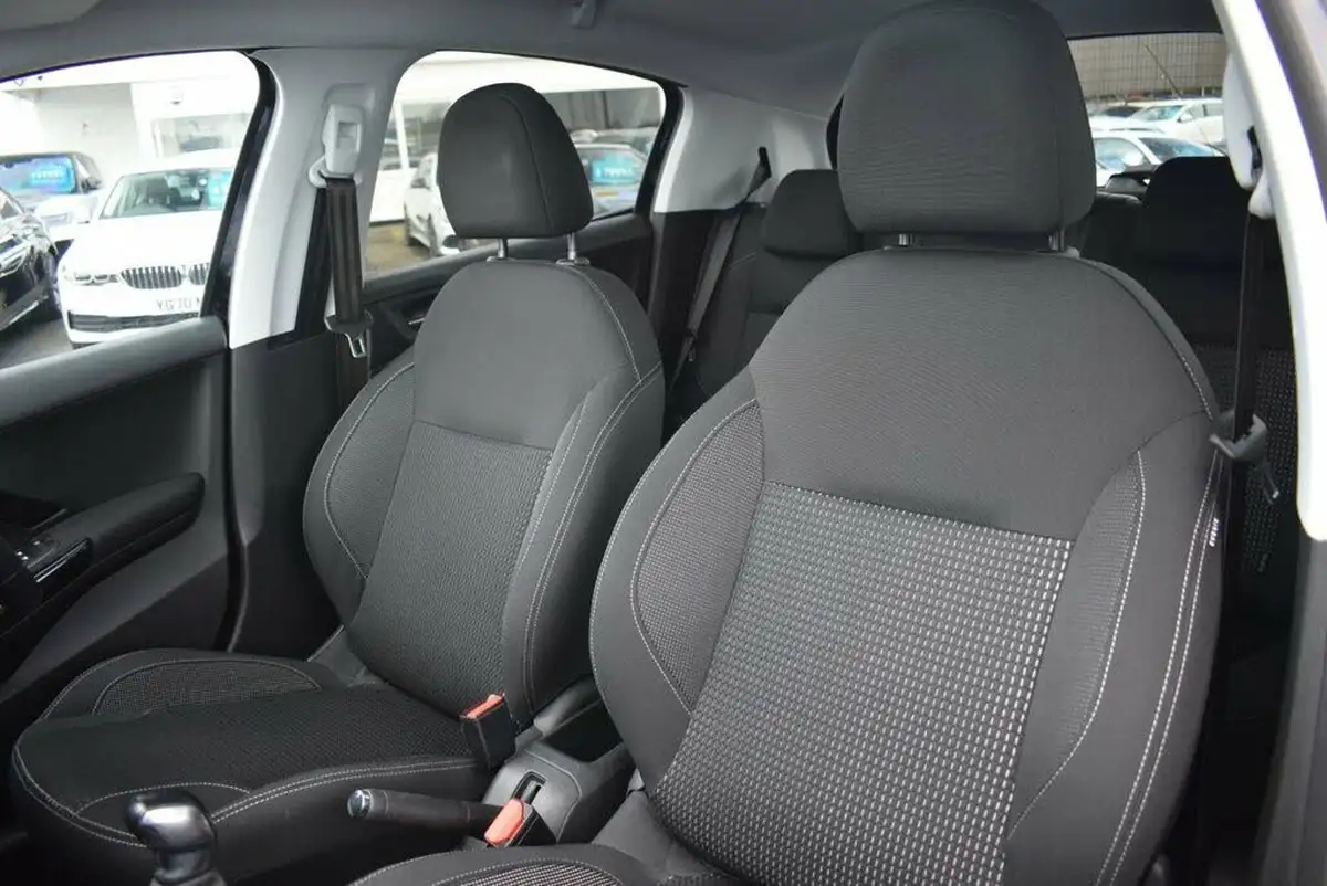 2019-peugeot-208-12-puretech-tech-edition-82bhp-big-10