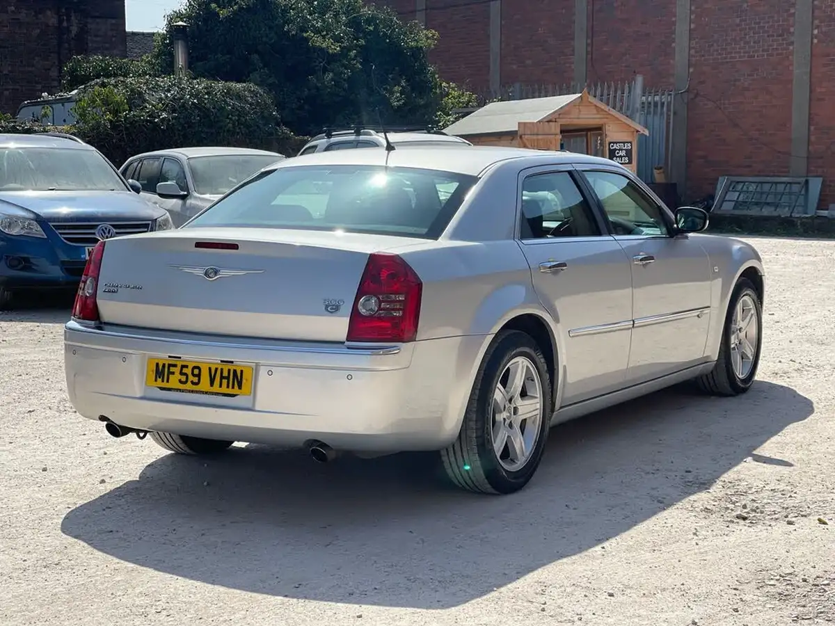 2009-chrysler-300c-30td-saloon-4d-big-7