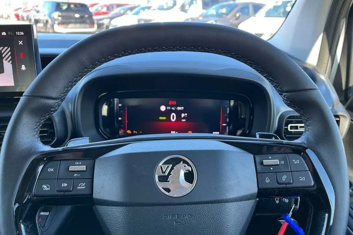 2024-vauxhall-combo-life-e-ultimate-big-11