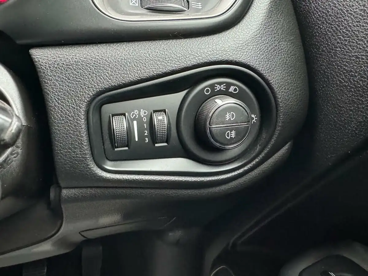 2018-jeep-renegade-10-gse-limited-big-21