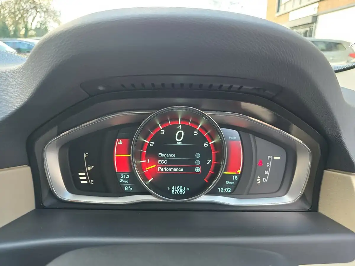 2014-volvo-xc70-30-t6-se-lux-304bhp-awd-big-11