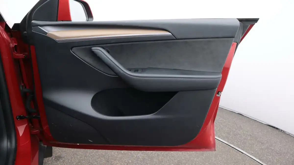 2022-tesla-model-y-e-long-range-big-15