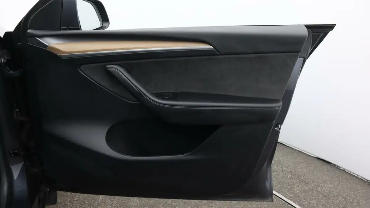 2022-tesla-model-y-e-long-range-big-15