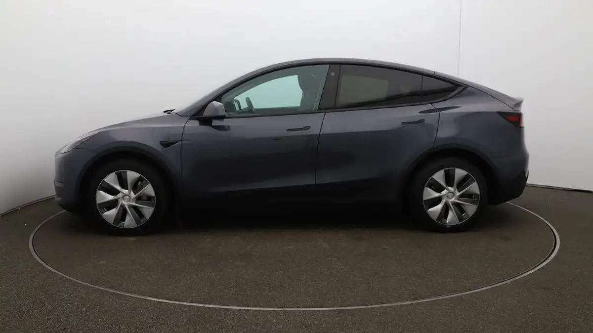 2022-tesla-model-y-e-long-range-big-57
