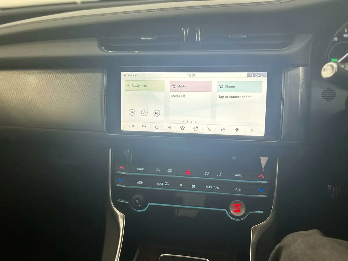 2018-jaguar-xf-20td-portfolio-180ps-awd-saloon-4d-1999cc-auto-big-12