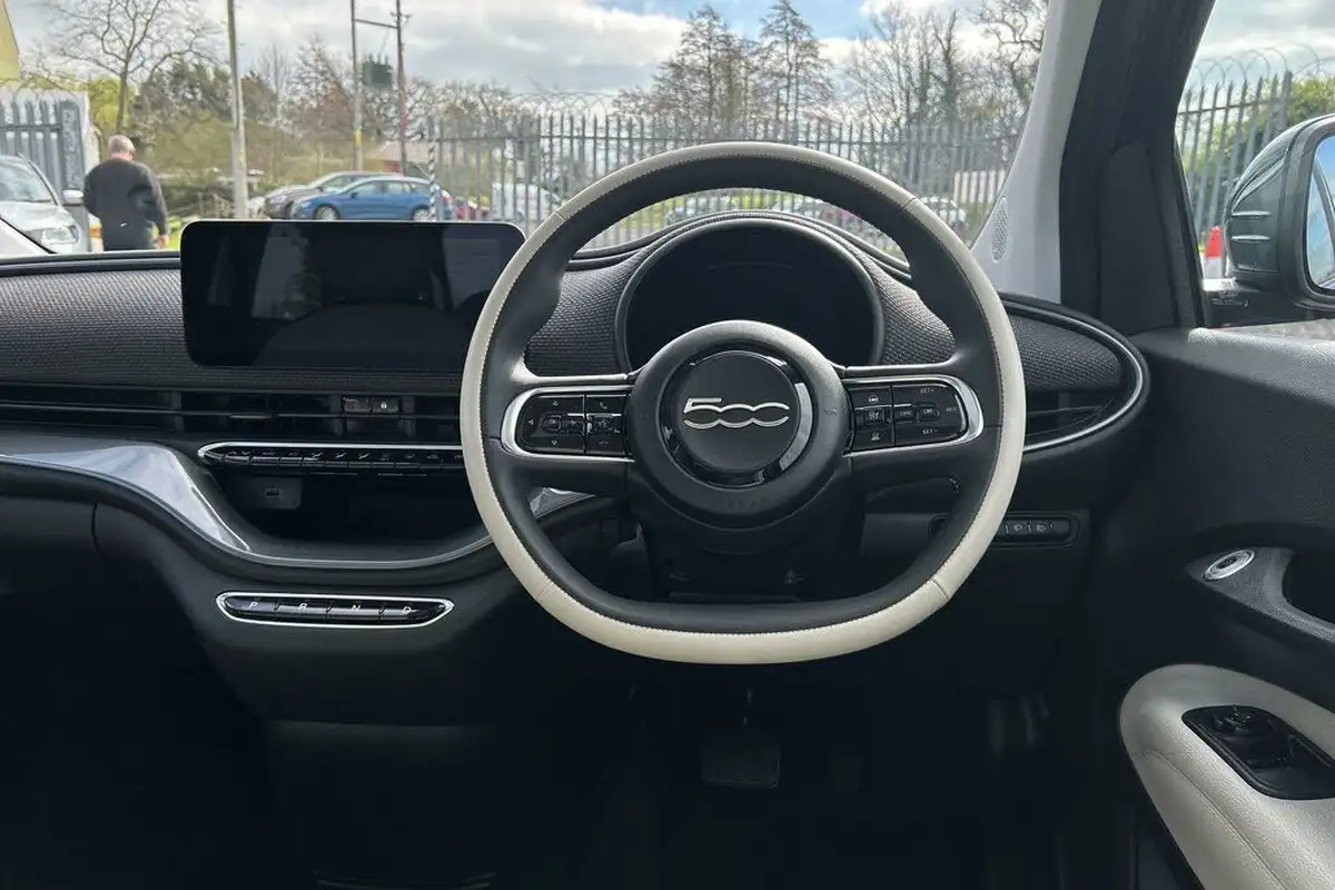 2022-fiat-500-e-la-prima-big-14