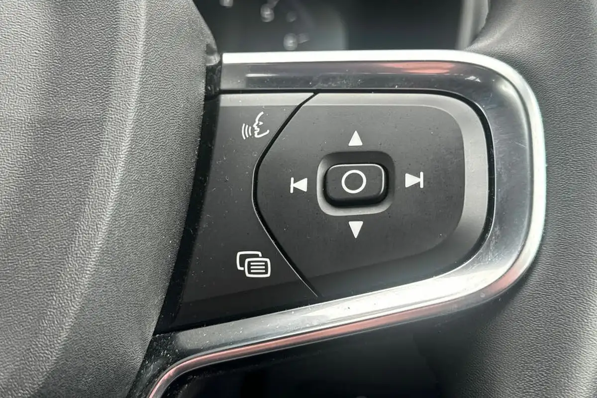 2021-volvo-xc40-15-t3-momentum-161bhp-big-11