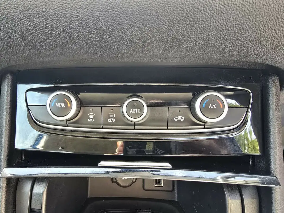 2018-vauxhall-grandland-x-15td-sport-nav-big-16