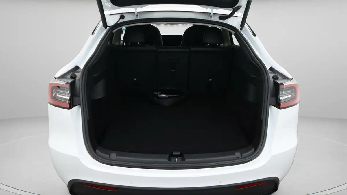 2022-tesla-model-y-e-long-range-big-17