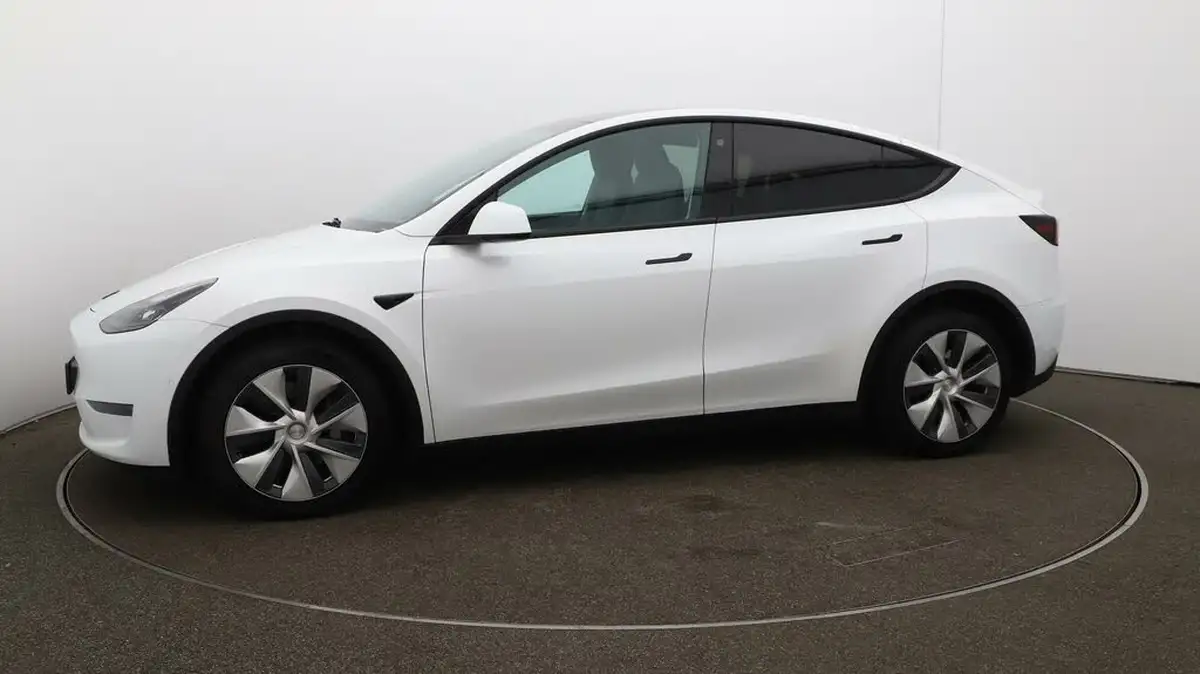 2022-tesla-model-y-e-long-range-big-65