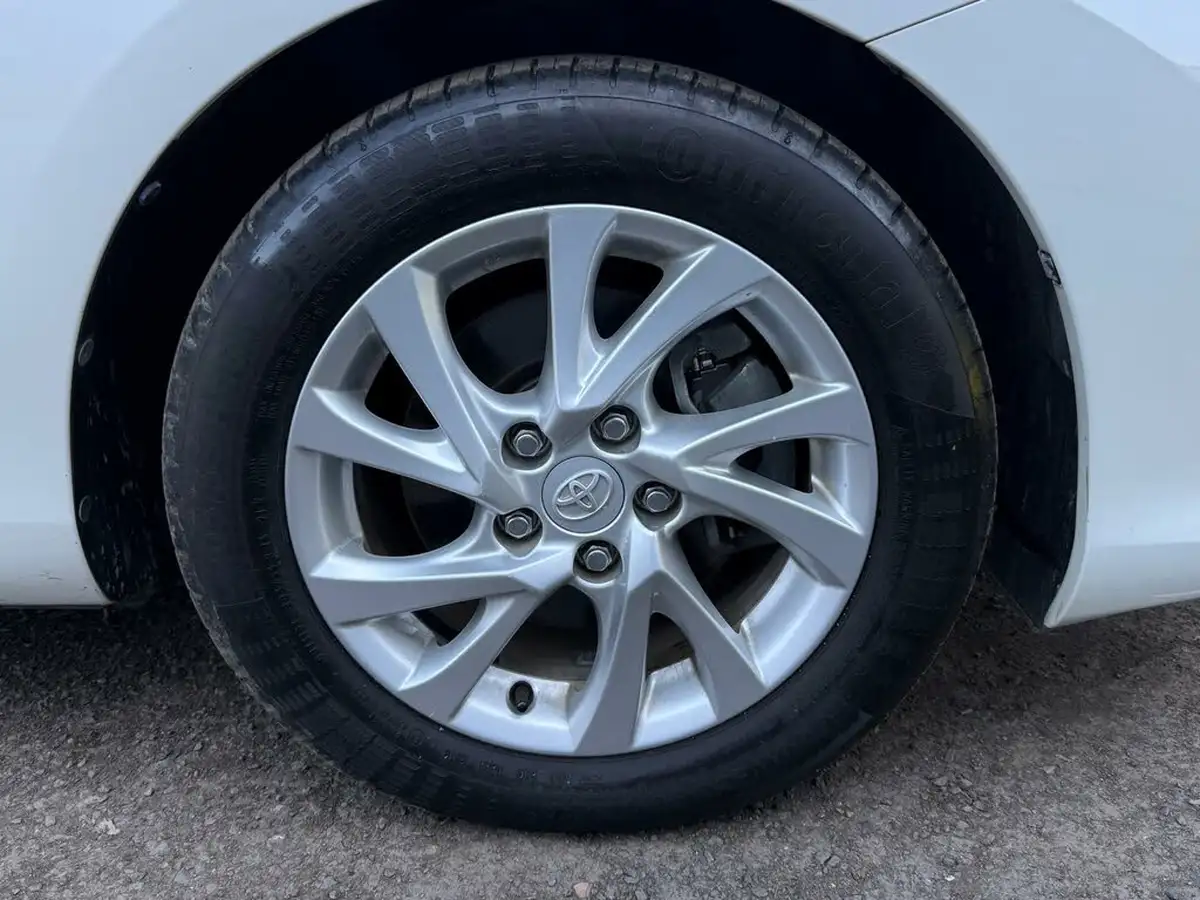 2016-toyota-auris-big-21