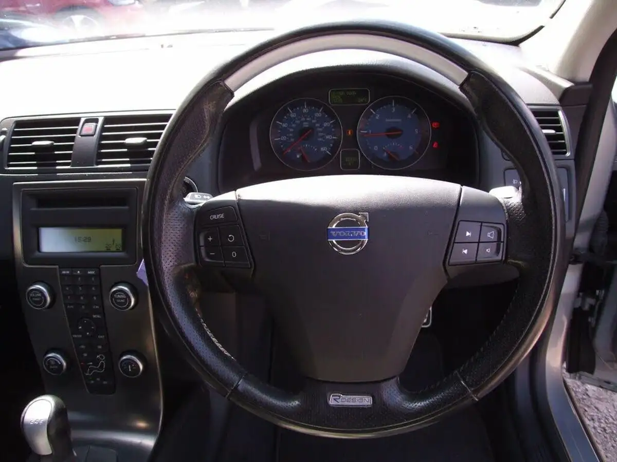 2010-volvo-c30-16td-r-design-big-28