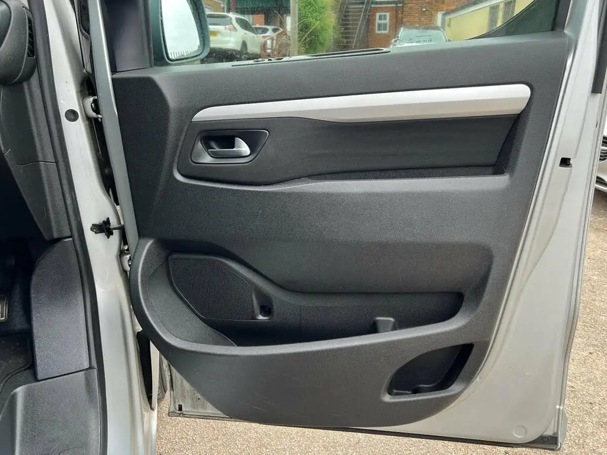 2019-citroen-spacetourer-15bluehdi-business-m-big-40