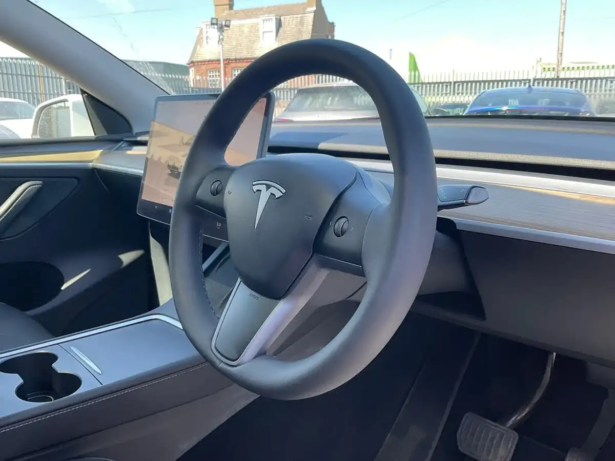 2023-tesla-model-y-e-long-range-big-13