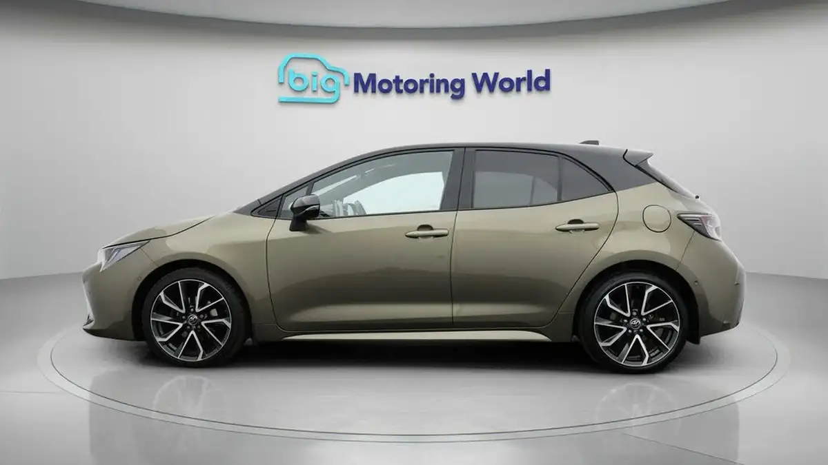 2022-toyota-corolla-18-vvt-i-excel-120bhp-trk-hatchback-big-3