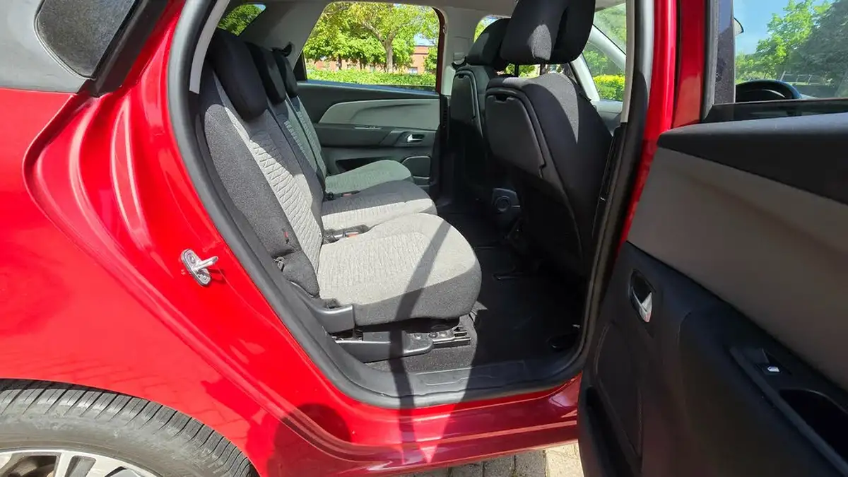 2015-citroen-c4-picasso-16bluehdi-selection-big-32