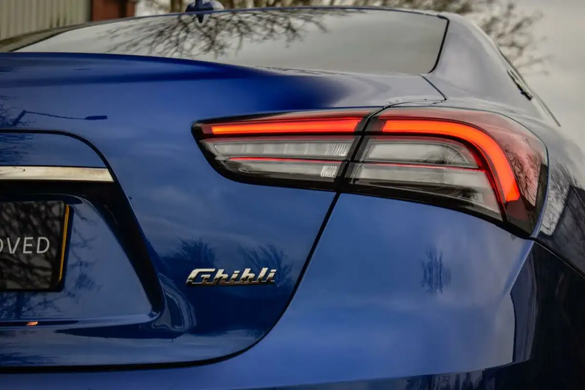 2021-maserati-ghibli-20-gransport-neressimo-pack-big-10
