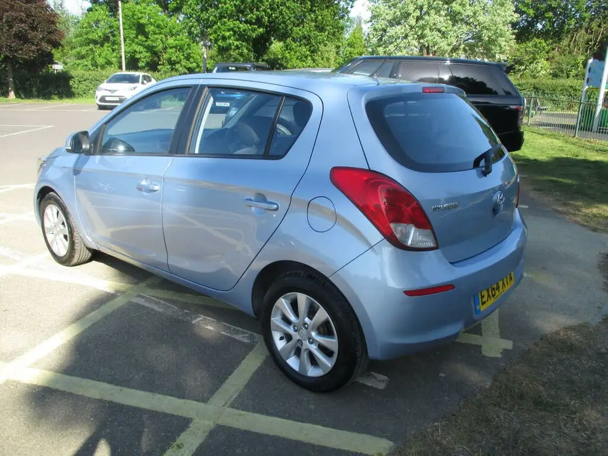 2014-hyundai-i20-12-active-5d-big-13
