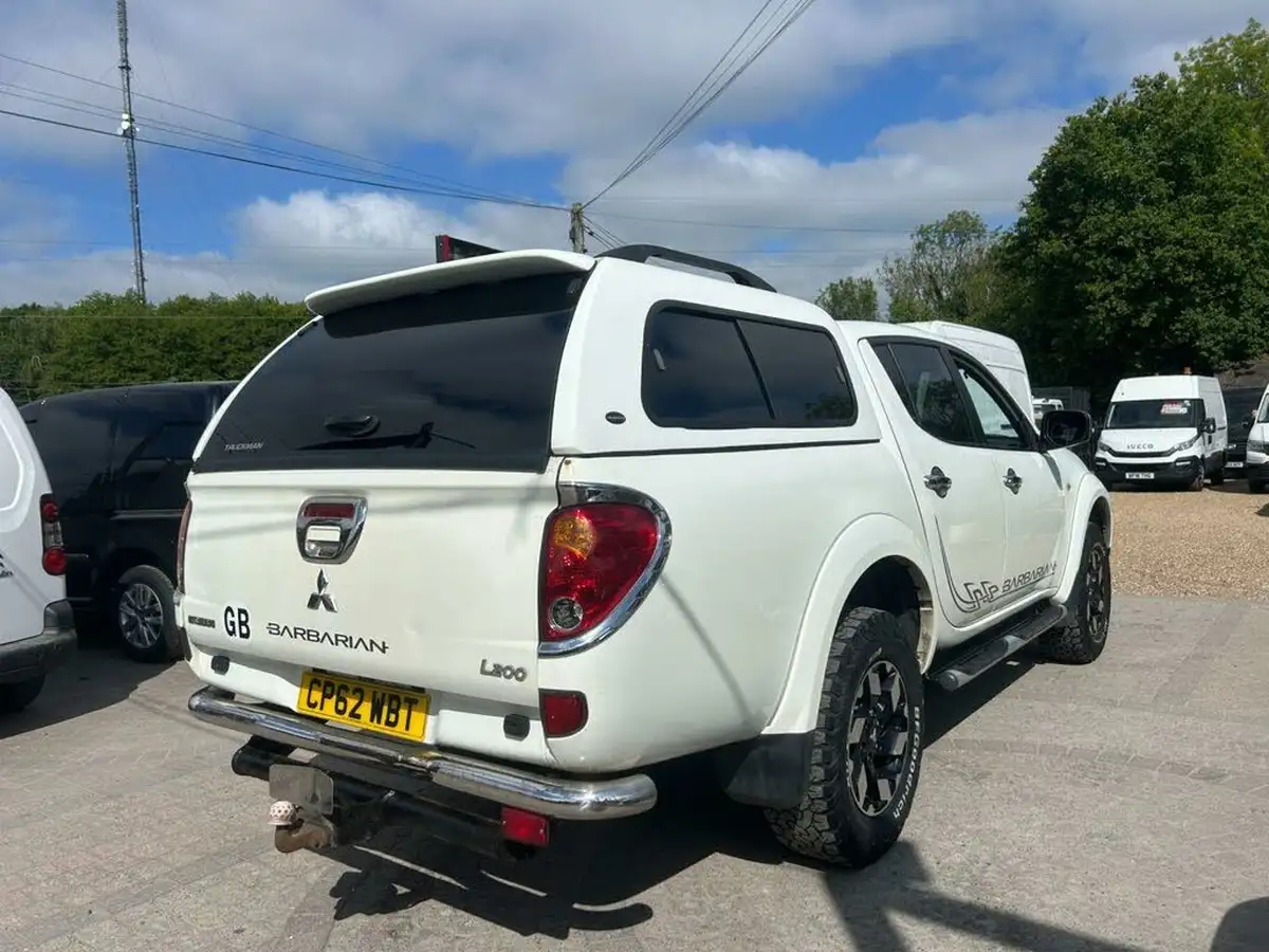 2013-mitsubishi-l200-25td-barbarian-auto-big-28
