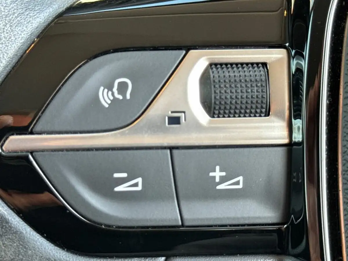 2021-peugeot-208-12-puretech-allure-premium-100bhp-eat8-big-15