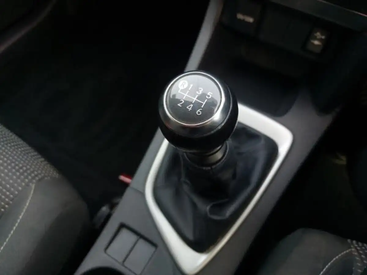 2013-toyota-auris-16-icon-hatchback-big-15