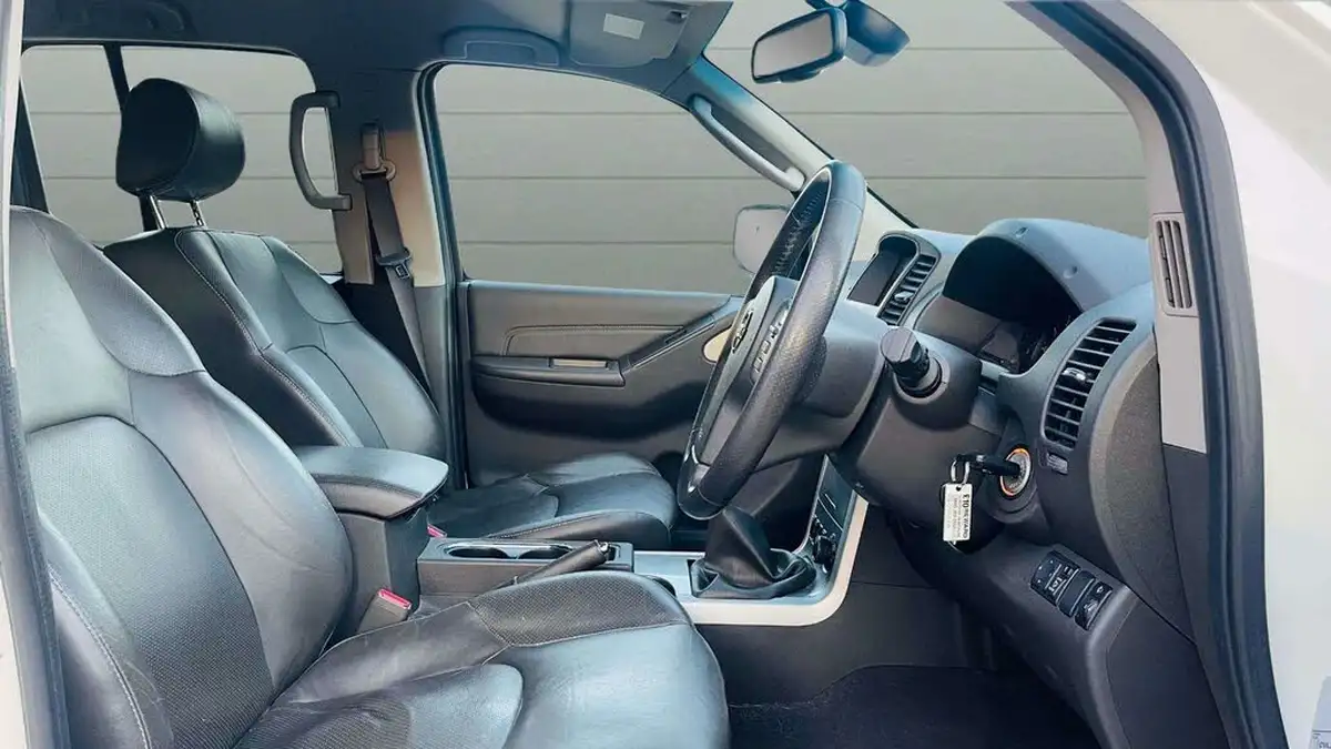 2012-nissan-navara-25td-tekna-eu-v-big-11